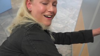 BlondeHexe – PUBLIC AO Fick in der BANK