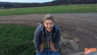 Deutsche behaarte Muschi pisst outdoor