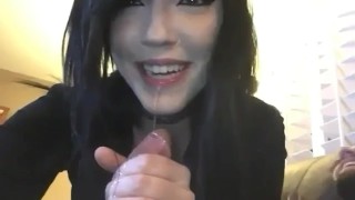 Deutsche Mädchen ist überrascht als er ihr in den Mund spritzt