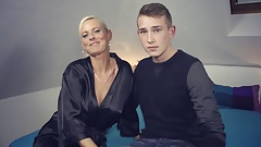 Dirty Tina niummt sich jungen Burschen zur Brust