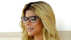 Dr. Schaefer  Sexpertin aus Leidenschaft bläst Schwanz