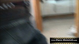 Sie lässt sich von altem Knochen ficken und ihre Freundinnen schauen zu