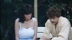 Teresa Orlowski auf der Bank vernascht