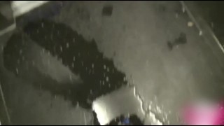 Zwei Mädchen pissen in Aufzug