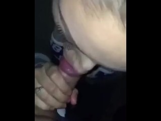 Hübsche Türkin bläst seinen Schwanz und Schluckt Sperma