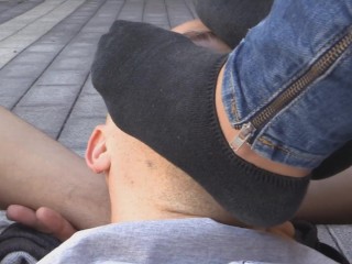 Mädchen aus NRW stellt ihre Füße in Socken auf sein Gesicht