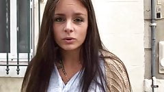 Rattige Schlampe laedt Asylanten zum Ficken ein!