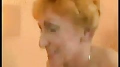 Oma mit Haengetitten wird von jungen Hengst gevögelt