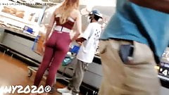 Blondine aus Spanien in Sport Leggings und Barfuss in Schlappen