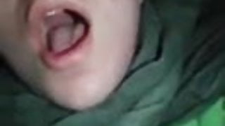 Notgeile Kopftuch Tuerkin besorgt es sich selbst